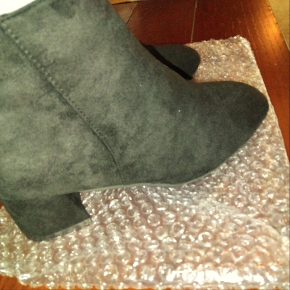 Women's Size 39 Solid Black Ankle Boots - Picture 2 of 4